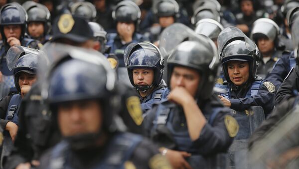Federal police officers stand guard near Los Pinos in Mexico City - Sputnik Brasil