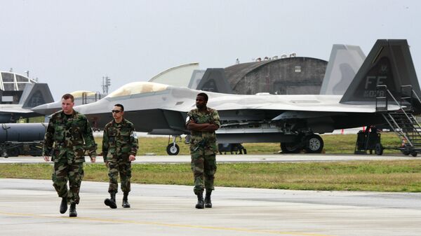 Militares norte-americanos junto a caças F-22A Raptor da Força Aérea dos EUA na base militar estadunidense, na ilha de Okinawa, Japão - Sputnik Brasil