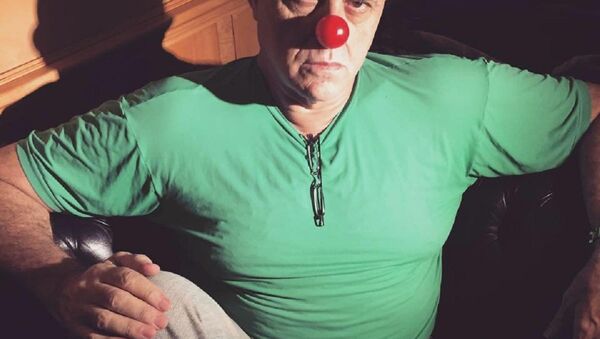 Empresário Oscar Maroni usa um nariz de palhaço para protestar contra a classe política brasileira - Sputnik Brasil