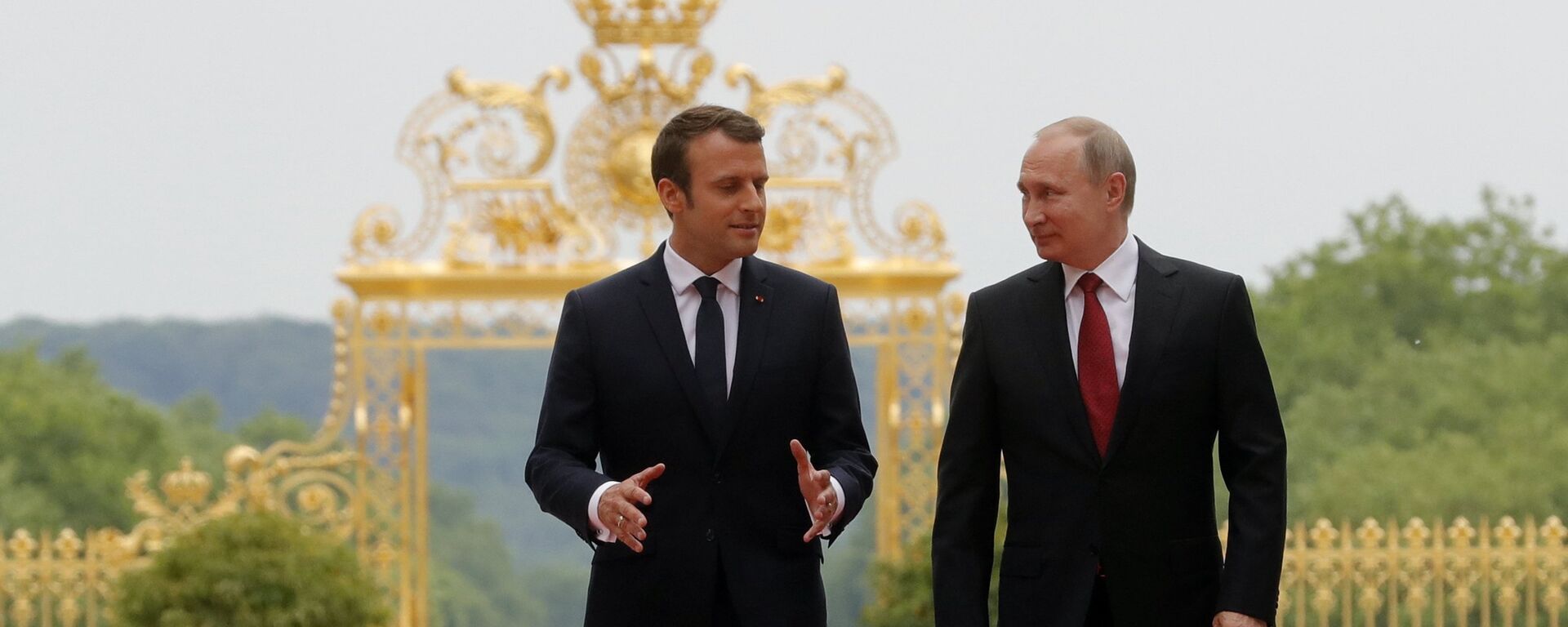 O presidente russo Vladimir Putin e o presidente francês Emmanuel Macron reuniram-se no Grand Trianon do Palácio de Versalhes em Paris, 29 de maio de 2017 - Sputnik Brasil, 1920, 26.08.2022