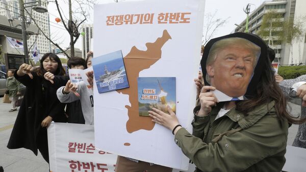 Manifestantes sul-coreanos seguram cartazes do presidente dos EUA, Donald Trump, e imagens do porta-aviões norte-americano USS Carl Vinson e sistema de defesa antimíssil THAAD durante protestos contra implantação do sistema de defesa antimíssil THAAD no território do país, Seul, Coreia do Sul - Sputnik Brasil