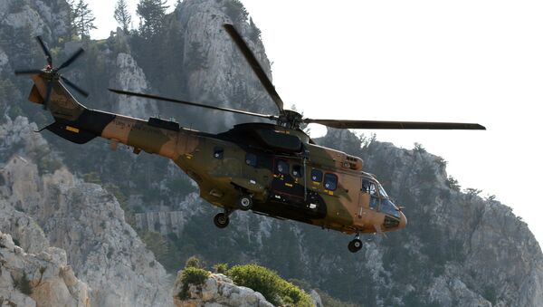 Helicóptero Cougar do Exército da Turquia sobrevoa a cidade de Cirênia, no norte do Chipre (arquivo) - Sputnik Brasil
