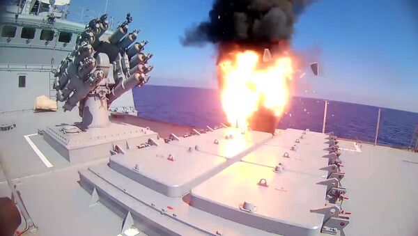 Fragata Admiral Essen dispara mísseis de cruzeiro Kalibr contra instalações do Daesh na Síria - Sputnik Brasil