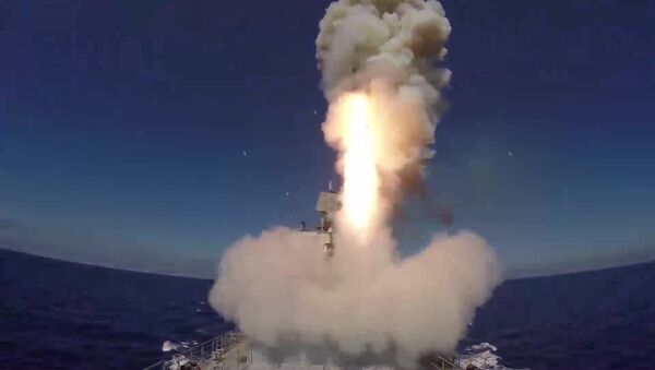Fragata Admiral Essen dispara mísseis de cruzeiro contra as posições do Daesh - Sputnik Brasil