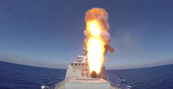 Запуск крылатых ракет Калибр по объектам Исламского государства (ИГ, запрещена в РФ) в Сирии - Sputnik Brasil