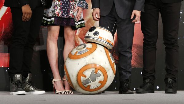 O robô BB-8 posando com atores e diretor durante conferência de imprensa do filme Star Wars: O Despertar da Força - Sputnik Brasil