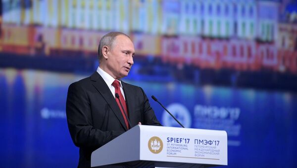O presidente Vladimir Putin discursa no Fórum Econômico Internacional de São Petersburgo (SPIEF), 2 de junho de 2017 - Sputnik Brasil