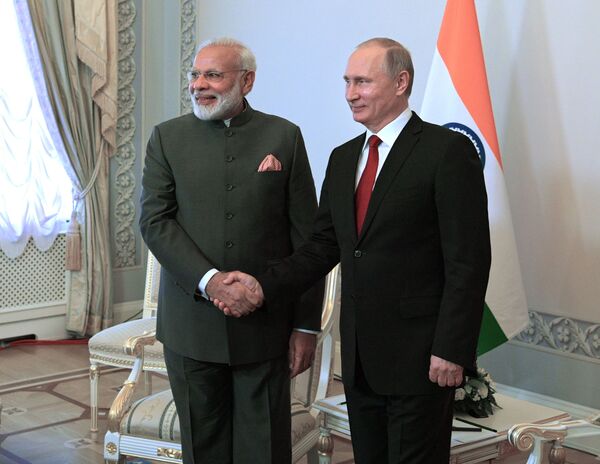 O primeiro-ministro da Índia, Narendra Modi, e o presidente russo, Vladimir Putin, durante o encontro bilateral nas margens de Fórum Econômico Internacional de São Petersburgo 2017 - Sputnik Brasil