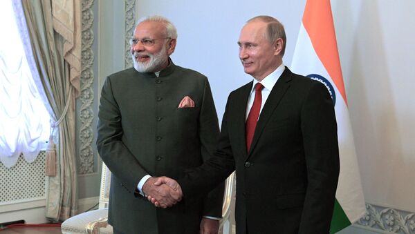 O primeiro-ministro da Índia, Narendra Modi, e o presidente russo, Vladimir Putin, durante o encontro bilateral nas margens de Fórum Econômico Internacional de São Petersburgo 2017 - Sputnik Brasil