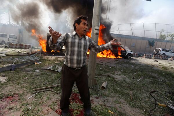 Um homem no local da explosão na capital afegã, Cabul, em 31 de maio de 2017 - Sputnik Brasil