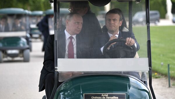 O presidente russo, Vladimir Putin, e seu homólogo francês, Emmanuel Macron, antes da visita à exposição “Pedro I. Czar na França. Ano de 1717” no Palácio de Versalhes, em Paris. - Sputnik Brasil