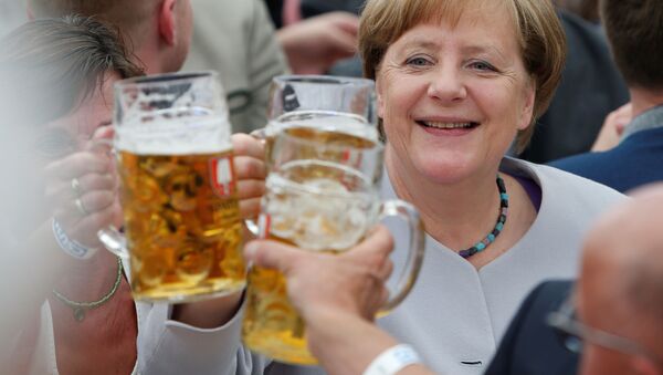 A chanceler alemã Angela Merkel prova cerveja durante o festival Trudering em Munique - Sputnik Brasil
