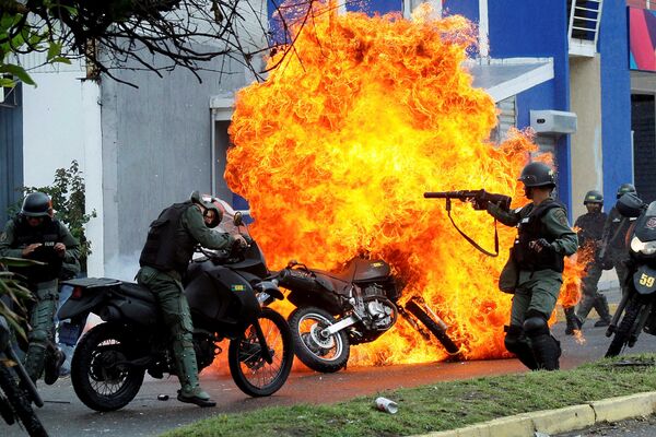 Uma patrulha de policiais durante os confrontos com manifestantes de oposição em San Cristobal, na Venezuela - Sputnik Brasil