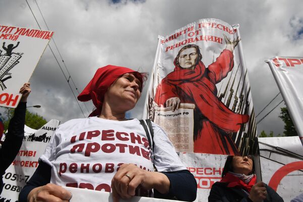 Uma participante da manifestação contra a demolição de moradias da época soviética em Moscou - Sputnik Brasil
