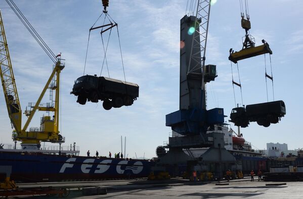 Treinamento de instalação dos equipamentos militares a bordo do navio Kapitain Krems no porto russo de Vladivostok - Sputnik Brasil