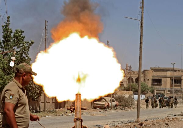 Militares iraquianos disparam morteiros durante os combates no bairro de Zanjili de Mossul, à medida que as forças governamentais avançam na luta contra o Daesh (organização proibida na Rússia e em vários outros países) - Sputnik Brasil