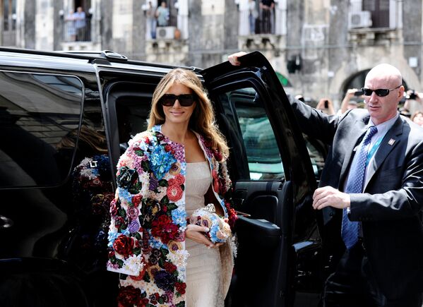 A primeira dama dos EUA, esposa do presidente Donald Trump, Melania Trump, na Praça Duomo da cidade italiana de Catania - Sputnik Brasil