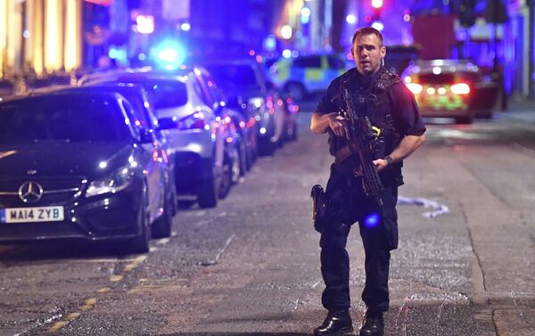 An armed police stands on Borough High Street as police are dealing with an incident on London Bridge in London, Saturday, June 3, 2017. - Sputnik Brasil
