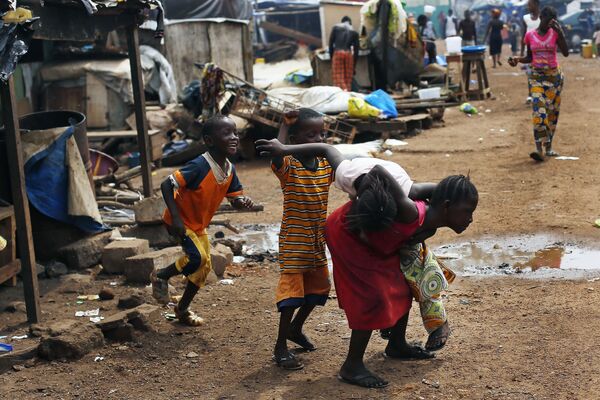 Nesta foto de 25 de novembro de 2014, crianças são vistas brincando no porto de Conakry, Guiné. Muitas pessoas morreram no país por causa da malária, que, segundo dados oficiais, ceifou mais vidas do que o ebola Nesta foto de 25 de novembro de 2014, crianças são vistas brincando no porto de Conakry, Guiné. Muitas pessoas morreram no país por causa da malária, que, segundo dados oficiais, ceifou mais vidas do que o ebola - Sputnik Brasil