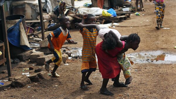 Nesta foto de 25 de novembro de 2014, crianças são vistas brincando no porto de Conakry, Guiné. Muitas pessoas morreram no país por causa da malária, que, segundo dados oficiais, ceifou mais vidas do que o ebola - Sputnik Brasil