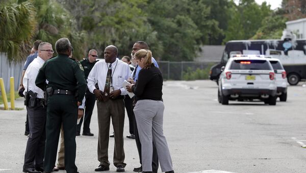 Autoridades se reúnem perto do local onde o veterano John Robert Neumann Jr. assassinou cinco pessoas e cometeu suicídio neste 5 de junho de 2017, em Orlando, na Flórida - Sputnik Brasil