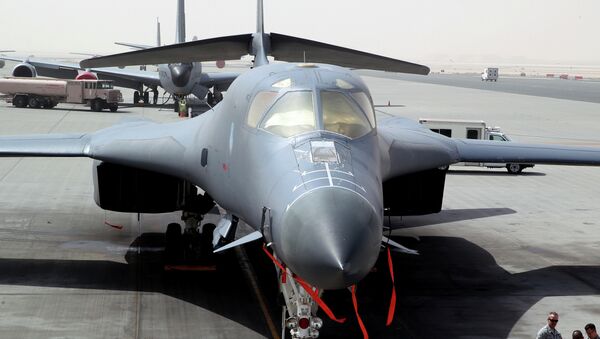 O bombardeiro B-1 está estacionado na base militar americana Al Udeid, em Qatar,  em 9 de março de 2015 (foto de arquivo) - Sputnik Brasil