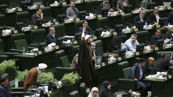Um clérigo iraniano grita Morte à América no parlamento durante um discurso do presidente do Irã, Hassan Rouhani, em 4 de dezembro de 2016 - Sputnik Brasil