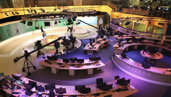 Staff members of Al-Jazeera International work at the news studio in Doha, Qatar (File) - Sputnik Brasil