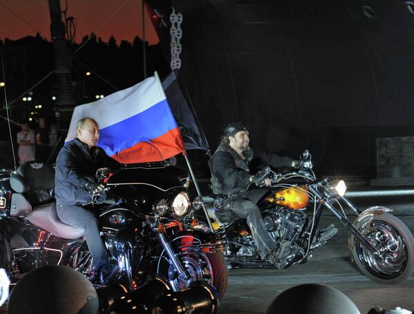 Vladimir Putin visita o 16º moto-festival na cidade de Novorossiysk - Sputnik Brasil