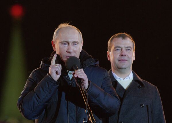 Dmitry Medvedev e Vladimir Putin participam de um comício na praça Manezhnaya (Moscou) - Sputnik Brasil