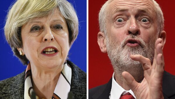 A combination of pictures created in London on April 18, 2017 shows British Prime Minister and Conservative Party leader Theresa May (L) speaking at a press conference during a European Summit at the EU headquarters in Brussels on March 9, 2017 and Britain's main opposition Labour Party leader Jeremy Corbyn (R) speaking on the fourth day of the annual Labour Party conference in Liverpool, north west England on September 28, 2016. - Sputnik Brasil