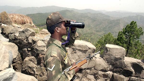 Soldado indiano com binóculo a 200 km da linha de controle que separa Índia e Paquistão (foto de arquivo) - Sputnik Brasil