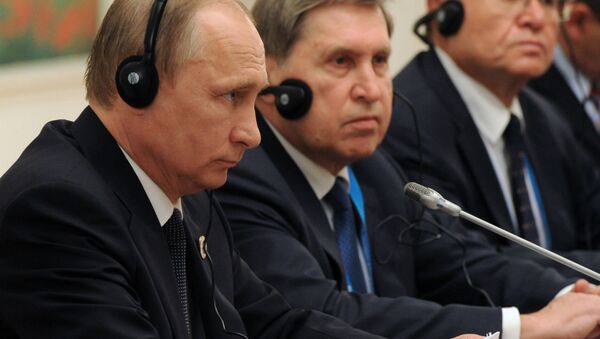 Президент РФ Владимир Путин и помощник президента РФ Юрий Ушаков во время встречи в Ташкенте председателем КНР Си Цзиньпином - Sputnik Brasil