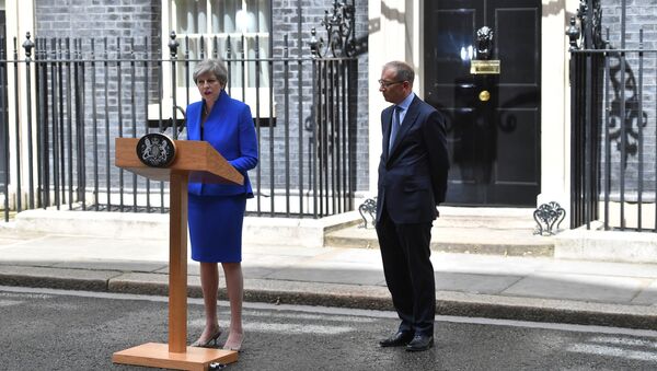 Primeira-ministra britânica, Theresa May, após reunião com a Rainha Elizabeth II, em anúncio de que recebeu autorização para formação de novo governo, 9 de junho de 2017 - Sputnik Brasil
