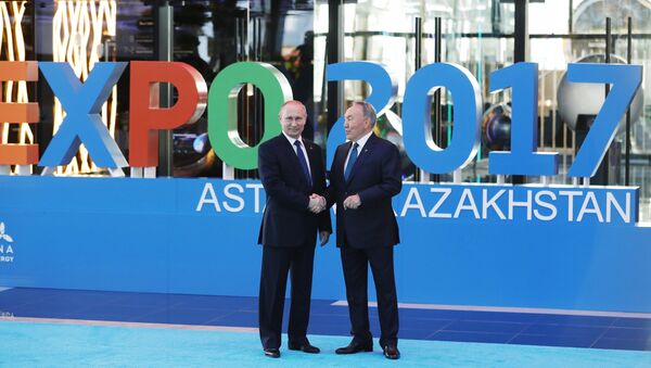 O presidente da Rússia Vladimir Putin (à esquerda) com o presidente do Cazaquistão Nursultan Nazarbayev na cerimônia solene de abertura da mostra internacional Expo 2017 - Sputnik Brasil