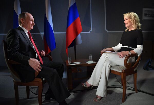 Presidente russo, Vladimir Putin, e jornalista americana do NBC News, Megyn Kelly, durante a entrevista - Sputnik Brasil
