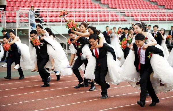 Competições entre casais durante um casamento em massa na China - Sputnik Brasil