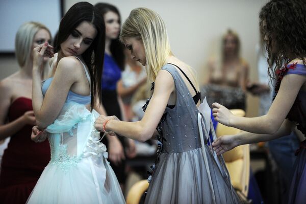Modelos se preparam para participar do desfile Crimean Fashion Week em Sevastopol, Crimeia - Sputnik Brasil