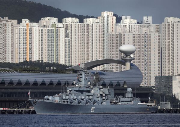 Cruzador russo Varyag, navio-chefe da Frota do Pacífico da Marinha russa, em Hong Kong - Sputnik Brasil