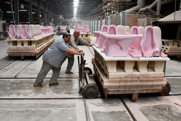 Funcionários de fábrica de cerâmica na cidade síria de Hama - Sputnik Brasil