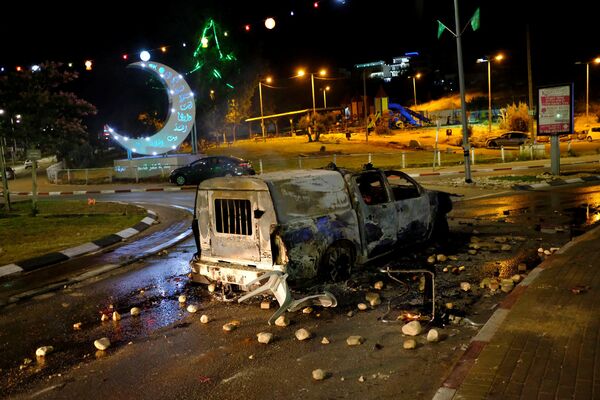 Carro policial queimado no decurso dos protestos na cidade árabe Kafr Qassem em Israel - Sputnik Brasil