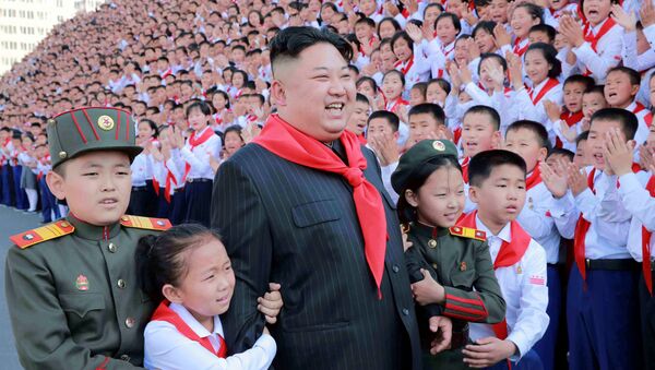 O líder norte-coreano, Kim Jong-un, com os participantes do VIII Congresso da União de Crianças da Coreia do Norte, realizado em Pyongyang - Sputnik Brasil