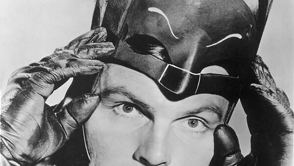 Imagem do ator americano Adam West na pele do personagem Batman, protagonizado por ele em uma série de TV nos anos 1960 - Sputnik Brasil