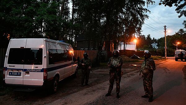 Polícia russa cerca uma casa onde está um homem que abriu fogo contra pessoas que estavam na rua, matando pelo menos quatro delas - Sputnik Brasil