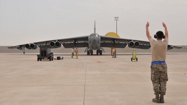 Um bombardeiro estratégico B-52 da Força Aérea dos EUA chega a base militar norte-americana de Al Udeid no Qatar (foto de arquivo) - Sputnik Brasil