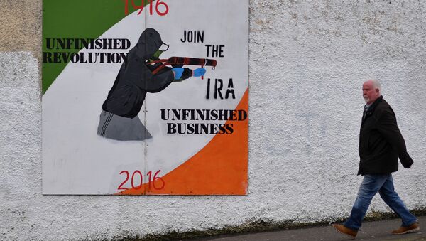 Homem cruza a área de Bogside, na Irlanda do Norte, no dia 22 de março de 2017, quando foi enterrado Martin McGuiness, um dos ex-comandante do grupo terrorista Exército Republicano Irlandês (IRA, na sigla em inglês) - Sputnik Brasil
