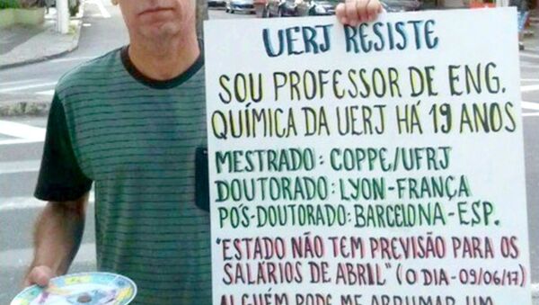Professor Evandro Brum Pereira disse que ficou emocionado com tantos contatos com oferta de emprego e dinheiro após sua foto com o protesto viralizar nas redes sociais - Sputnik Brasil