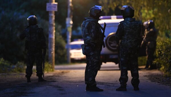 Сотрудники полиции в оцеплении на одной из улиц поселка Кратово Московской области - Sputnik Brasil