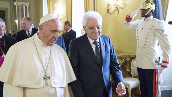 Papa Francisco visita o presidente italiano Sergio Mattarella, com o guarda brasileiro N.T., de 27 anos, ao fundo - Sputnik Brasil
