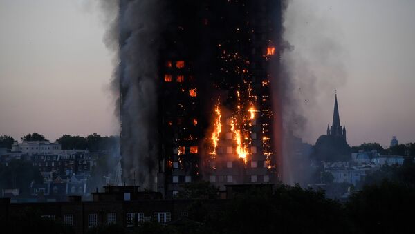 Flames and smoke billow as firefighters deal with a serious fire in a tower block at Latimer Road in West London, Britain June 14, 2017 - Sputnik Brasil